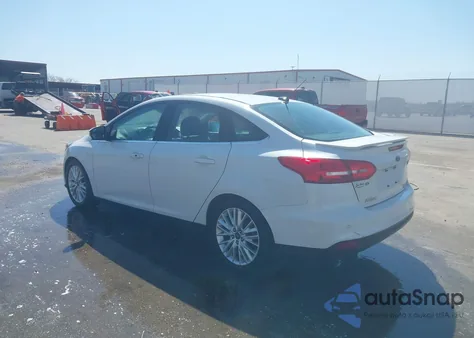 2016 Ford Focus Titanium z USA, uszkodzony, nr VIN 1FADP3J27GL359200